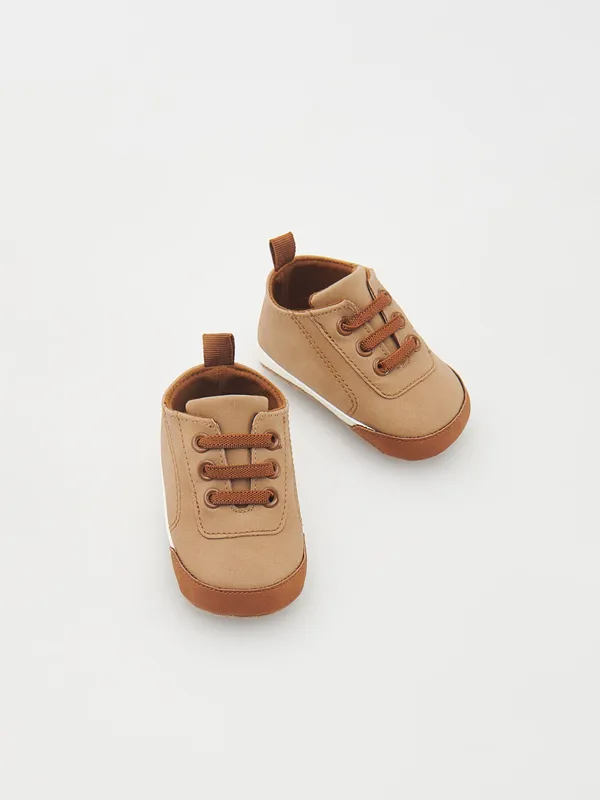 Buty w sportowym stylu, wykonane z gładkiego materiału imitującego skórę. - brązowy