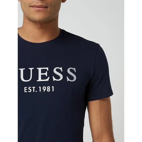 Guess T-shirt z nadrukiem z logo — wyłącznie w naszej ofercie