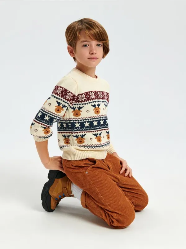 Wygodny, bawełniany sweter ze świątecznym wzorem. - kremowy
