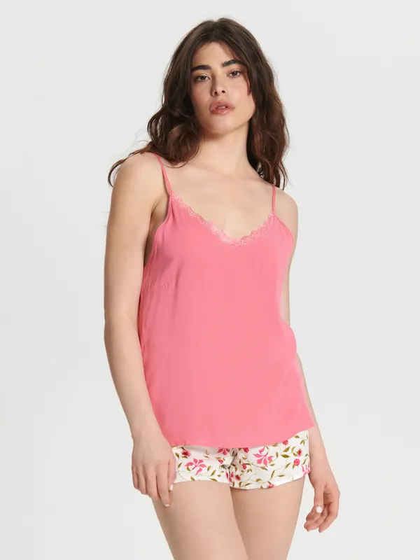 Dwuczęściowa piżama z ozdobnym nadrukiem na spodenkach, wykoanana z delikatnej dla skóry wiskozy. - różowy