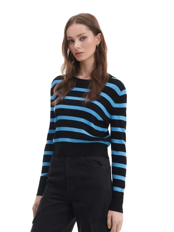 Czarno-niebieski sweter w paski