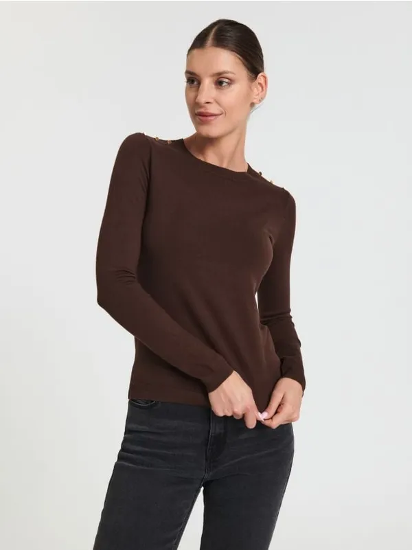 Miękki sweter z ozdobnymi guzikami na ramionach. - brązowy