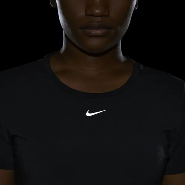Damska koszulka z krótkim rękawem o standardowym kroju Nike Dri-FIT One Luxe - Czerń