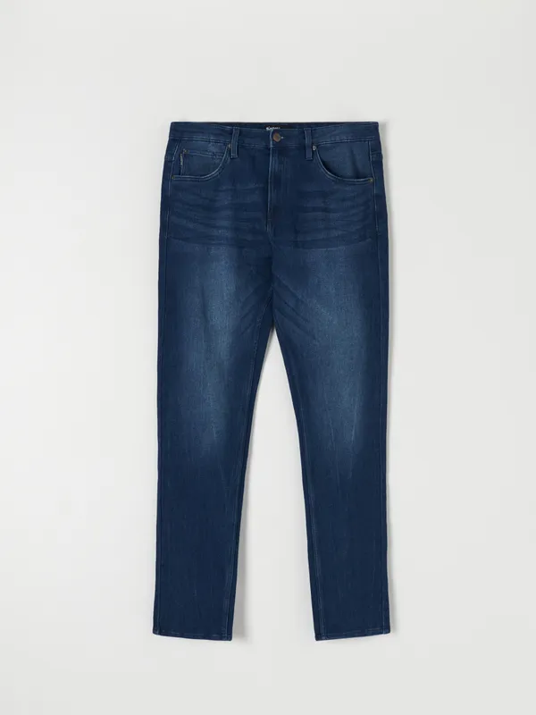 Spodnie jeansowe o kroju slim, uszyte z bawełny z domieszką szybkoschnącego materiału oraz elastycznych włókien. - niebieski