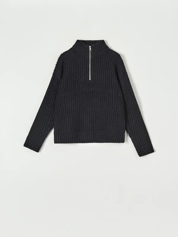 Prążkowany sweter z rozpinaną stójką, uszyty z lekkiego i wygodnego w noszeniu materiału. - czarny