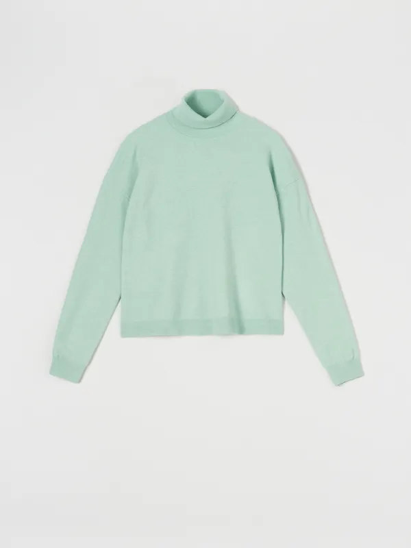 Sweter z golfem uszyty z szybkoschnacego materiału z dodatkiem delikatnej dla skóry wiskozy. - zielony