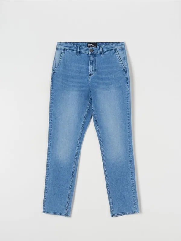 Wygodne jeansy wykonane z bawełnianej tkaniny z dodatkiem elastycznych włókien. - niebieski