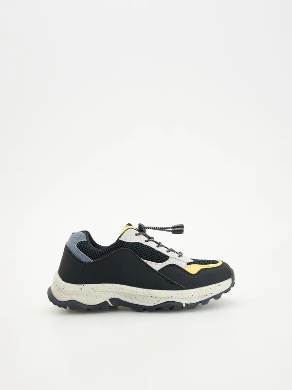 Buty w sportowym stylu, wykonane z łączonych materiałów. - czarny