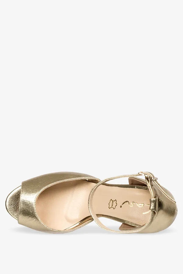 Złote sandały skórzane damskie na koturnie z zakrytą piętą pasek wokół kostki produkt polski casu 2603-703