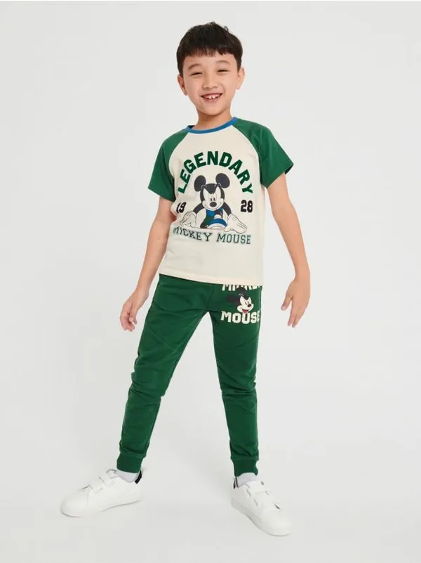 Wygodne spodnie dresowe jogger wykonane z miękkiej dzianiny. Ozdobione nadrukiem z Myszką Miki. - zielony