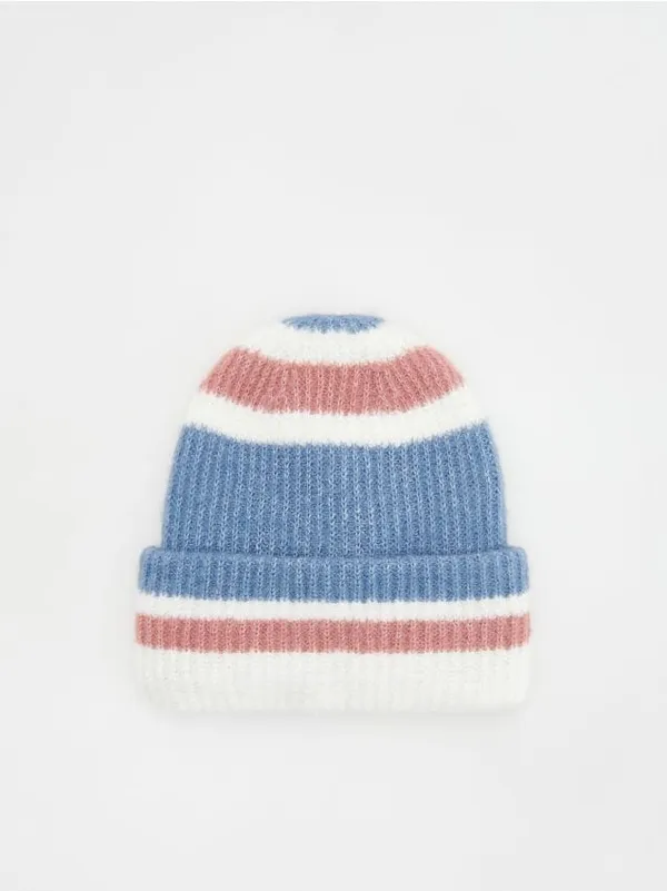 Zimowa czapka o prostym kroju, uszyta ze wzorzystej dzianiny. - jasnoniebieski