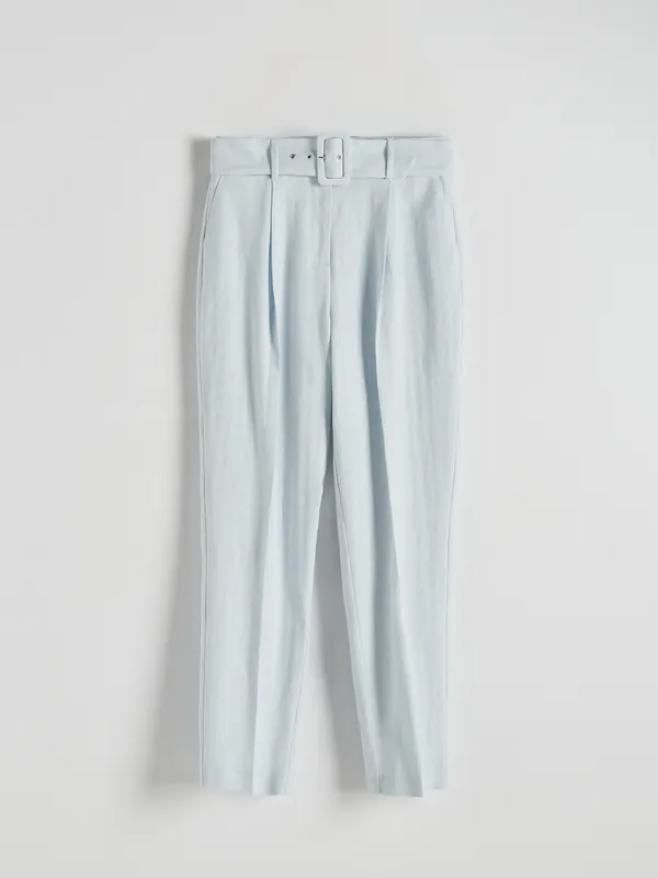 Spodnie typu cygaretki, uszyte z tkaniny na bazie lnu i wiskozy. - jasnoniebieski
