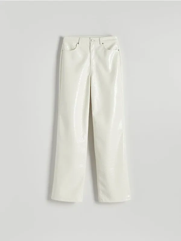Spodnie o prostym fasonie, wykonane z imitacji skóry z motywem zwierzęcym. - złamana biel