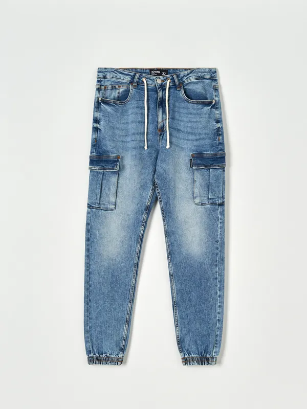 Spodnie jeansowe o kroju jogger z kieszeniami cargo. Uszyte z bawełny z domieszką elastycznych włókien. - niebieski