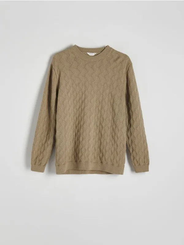 Sweter o regularnym kroju, wykonany ze strukturalnej, bawełnianej dzianiny. - oliwkowy
