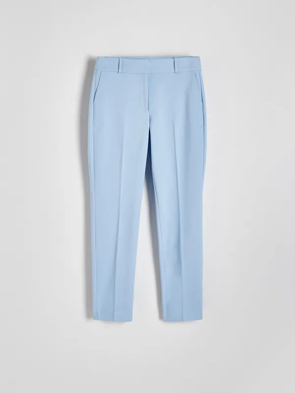 Spodnie o klasycznym fasonie, wykonane z gładkiej tkaniny z bawełną. - jasnoniebieski