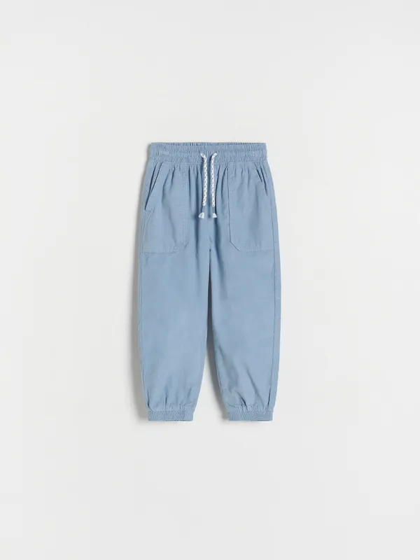 Spodnie typu jogger, wykonane ze strukturalnej, bawełnianej tkaniny. - niebieski