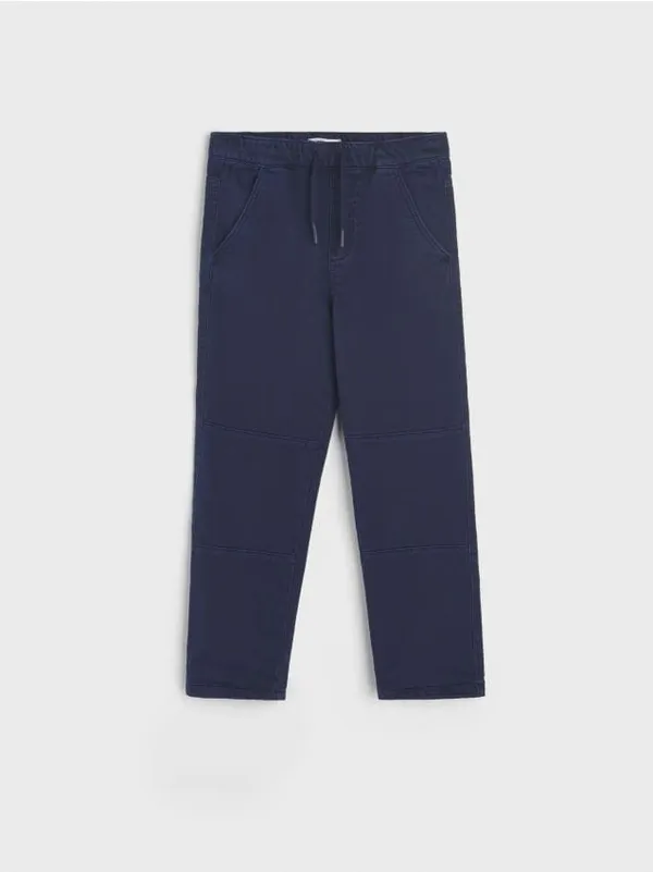 Wygodne spodnie jeansowe wykonane z bawełnianej tkaniny. - granatowy