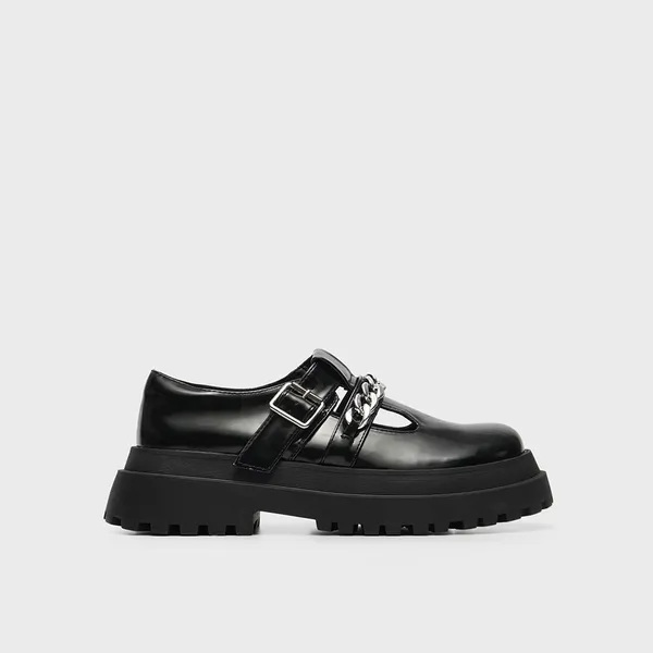 Czarne loafersy z metalowym detalem - Czarny