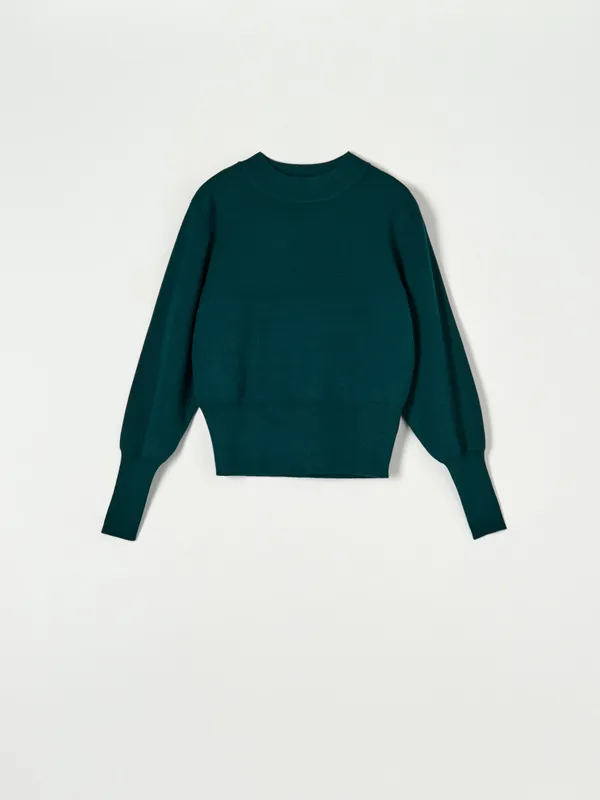 Klasyczny sweter uszyty z miękkiej w dotyku dzianiny. - zielony