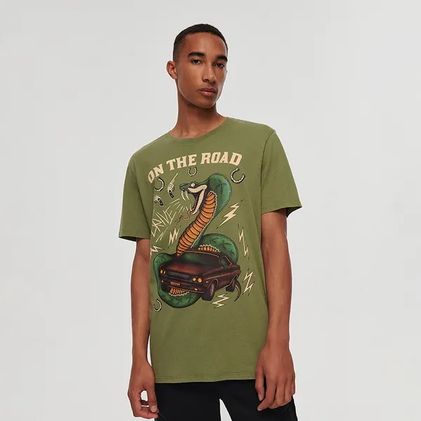 Luźna koszulka z nadrukiem On The Road oliwkowa - Zielony