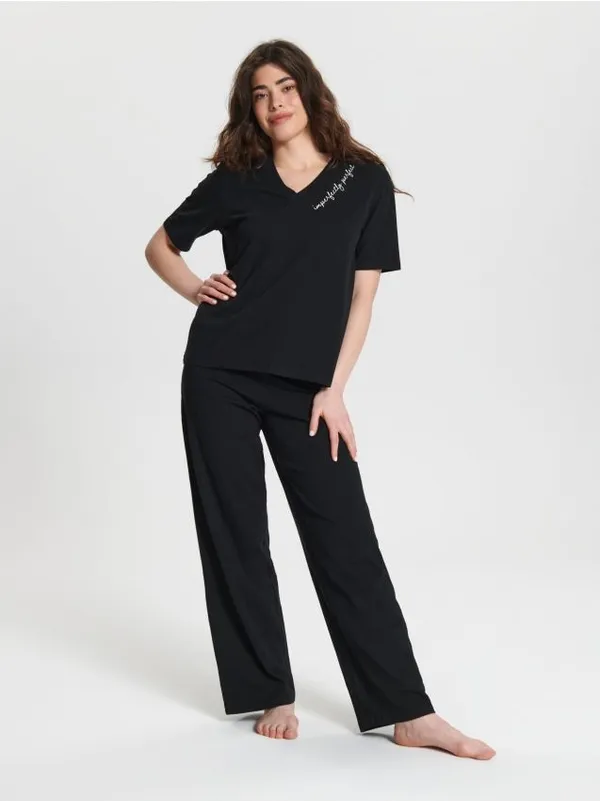 Dwuczęściowa piżama wykonana z przyjmnej w dotyku bawełny z dodatkiem elastycznych włókien. - czarny