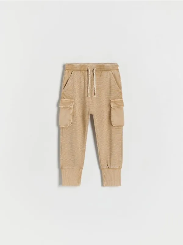 Dresowe spodnie typu cargo, wykonane ze strukturalnej, bawełnianej dzianiny. - beżowy