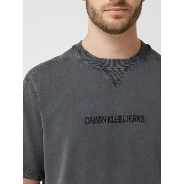 Calvin Klein Jeans T-shirt typu oversized z wyhaftowanym logo
