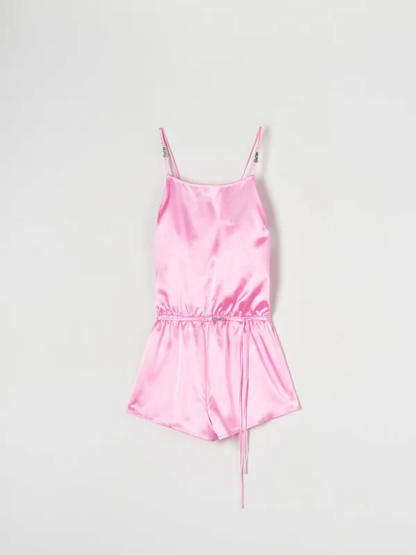 Satynowa jednoczęściowa piżama na regulowanych ramiączkach z srebnym napisem Barbie. - różowy