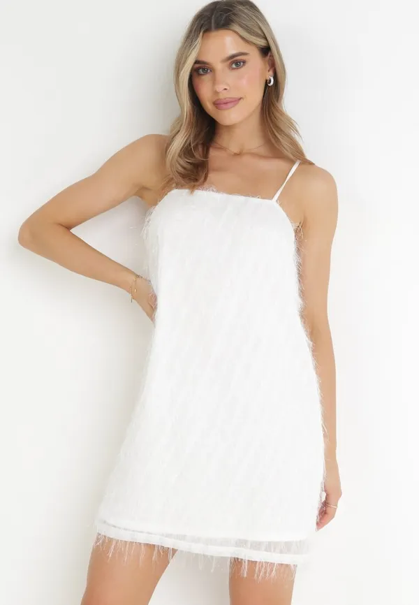 Biała Sukienka Mini z Cienkimi Frędzlami i Kwadratowym Dekoltem Lockia