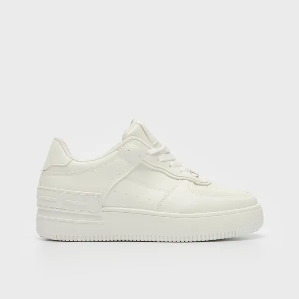 Białe sneakersy na grubej podeszwie - Biały