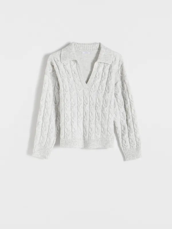 Sweter o prostym, swobodnym fasonie, wykonany z przyjemnej w dotyku dzianiny. - jasnoszary
