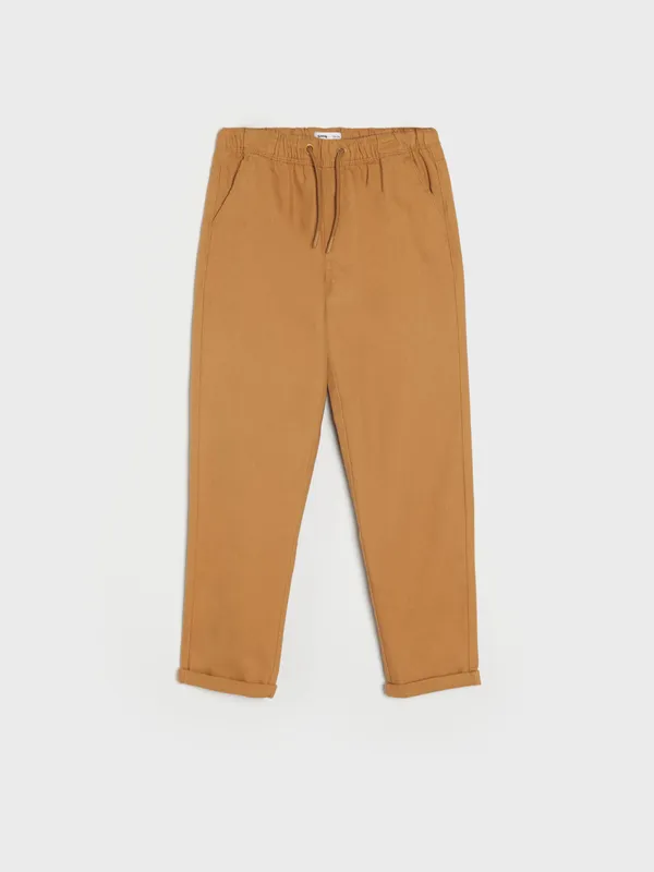 Wygodne spodnie pull on wykonane z bawełnianej tkaniny. - brązowy