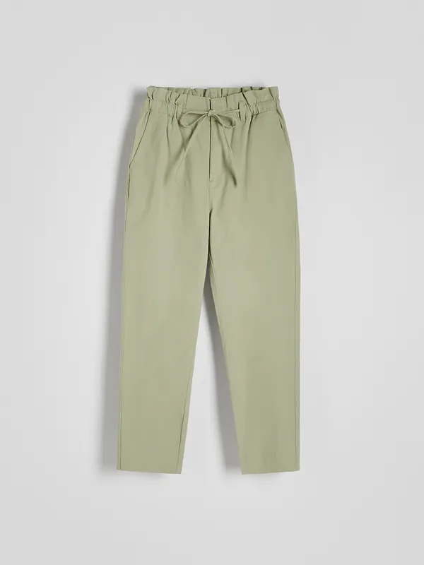 Spodnie o dopasowanym fasonie, wykonane z bawełnianej tkaniny z elastycznymi włóknami. - jasnozielony