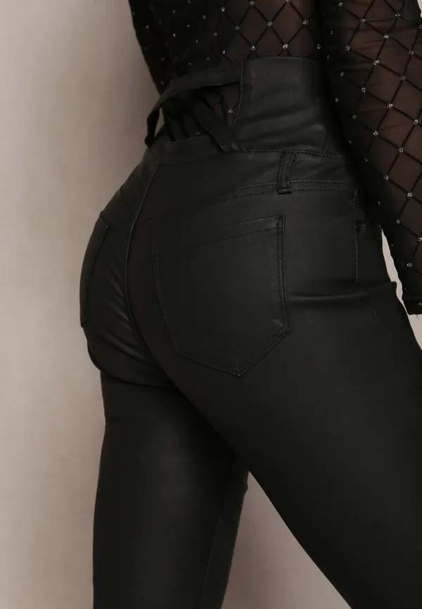 Czarne Spodnie z Imitacji Skóry z Marszczoną Talią i Guzikami Debnath
