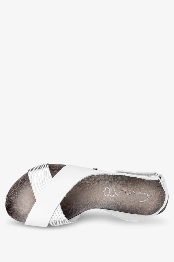Białe sandały płaskie na rzep polska skóra casu 40141