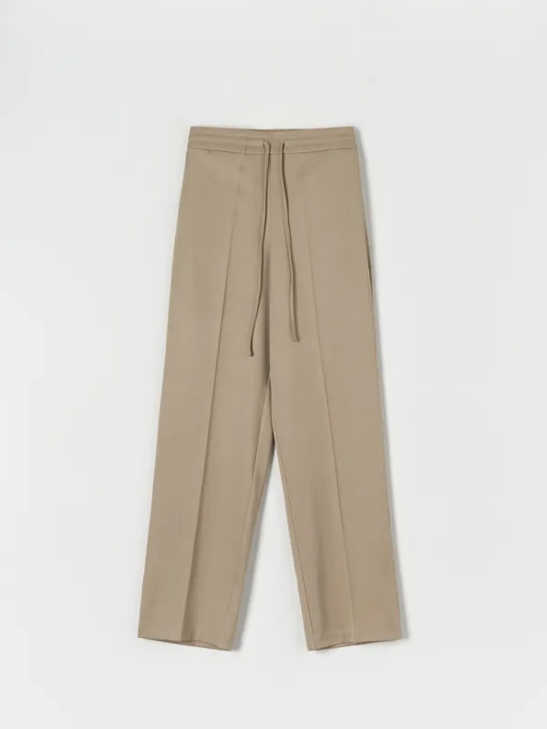 Eleganckie spodnie z kantem uszyte z szybkoschnącego materiału z domieszką elastycznych włókien. - brązowy