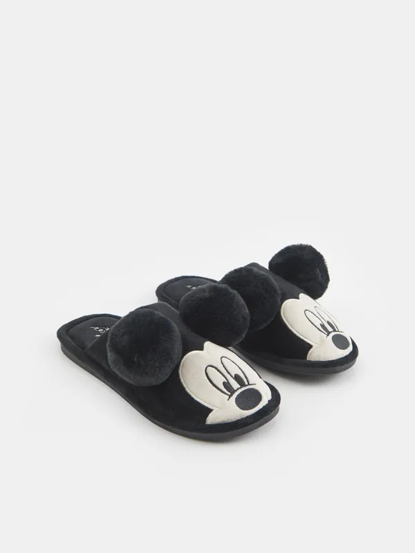 Wygodne, miękkie kapcie zapewniające komfort noszenia w kształcie Mickey Mouse. - czarny