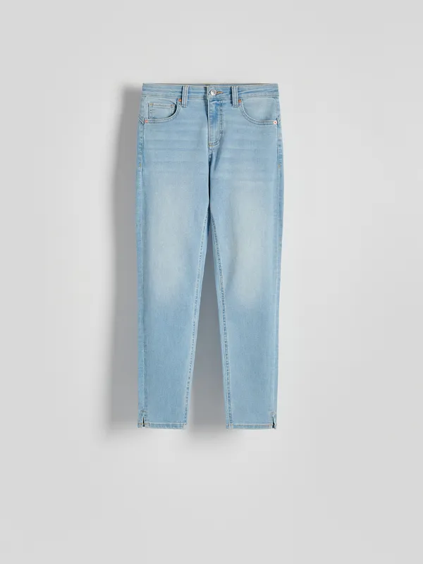 Jeansy o fasonie push up, wykonane z bawełny z dodatkiem elastycznych włókien. - niebieski