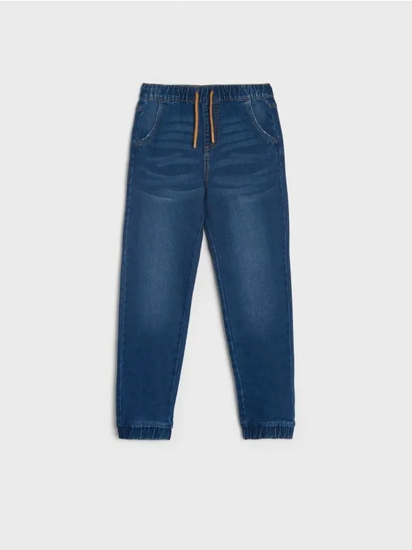 Wygodne jeansy wykonane z bawełnianej tkaniny z domieszką elastycznych włókien. - granatowy