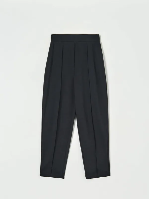 Eleganckie spodnie z przeszyciami wykonane z miękkiego materiału z domieszką wiskozy oraz elastycznych włókien. - czarny