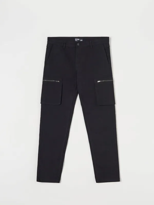 Wygodne spodnie slim wykonane z bawełnianej tkaniny z domieszką elastycznych włókien. - czarny