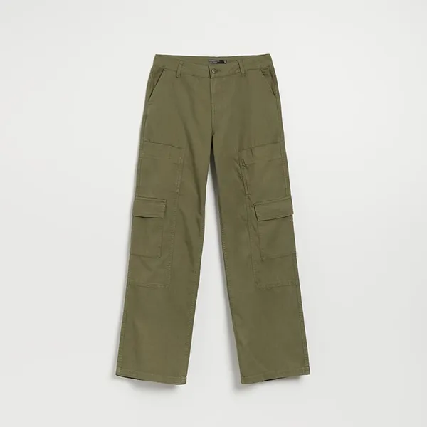 Gładkie spodnie straight fit z kieszeniami cargo - Khaki