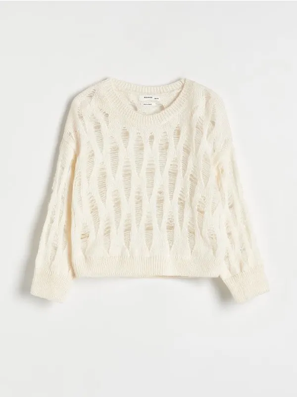 Sweter o regularnym kroju, wykonany z dzianiny. - złamana biel