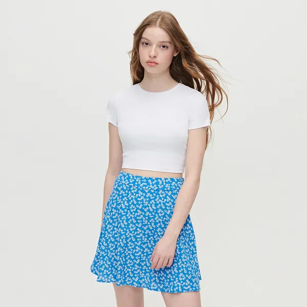 Niebieska spódnica mini w kwiaty - Wielobarwny
