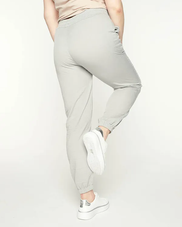 Damskie szare spodnie materiałowe typu joggery PLUS SIZE- Odzież - Szary || Jasnoszary