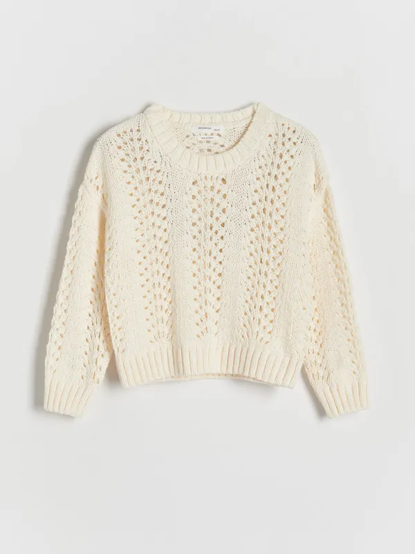 Sweter o prostym fasonie, wykonany z dzianiny z bawełną. - złamana biel