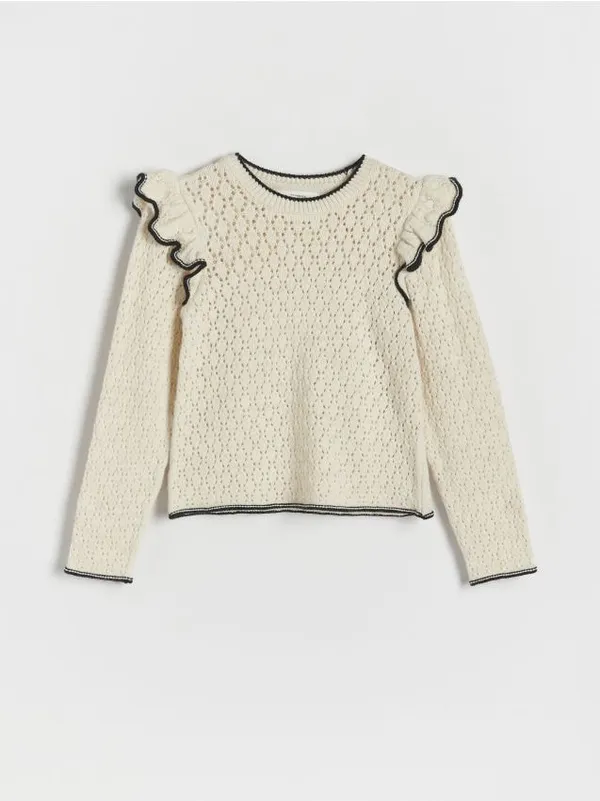 Sweter o prostym fasonie, wykonany z dzianiny. - złamana biel