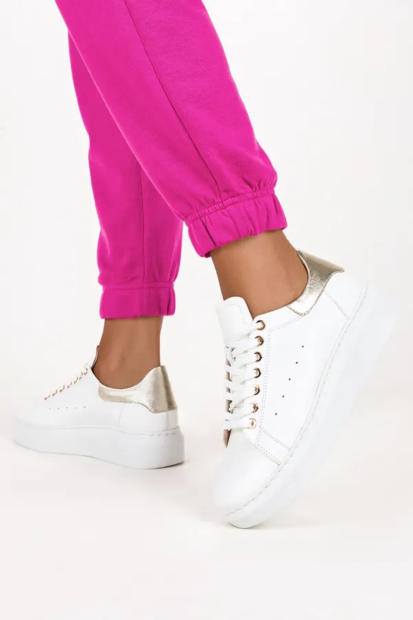 Białe sneakersy skórzane damskie buty sportowe sznurowane na platformie produkt polski casu 2288
