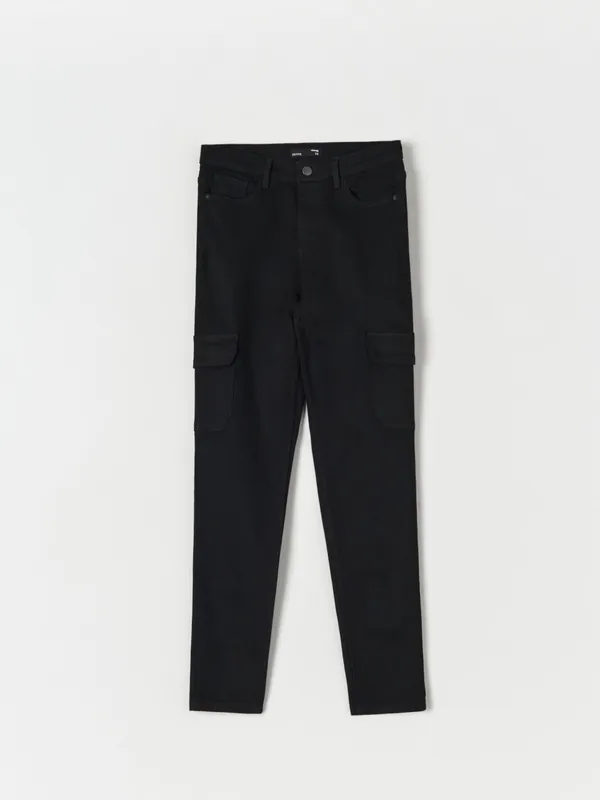 Spodnie jeansowe o dopasowanym kroju z kieszeniami cargo, uszyte z bawełny z domieszką elastycznych włókien. - czarny